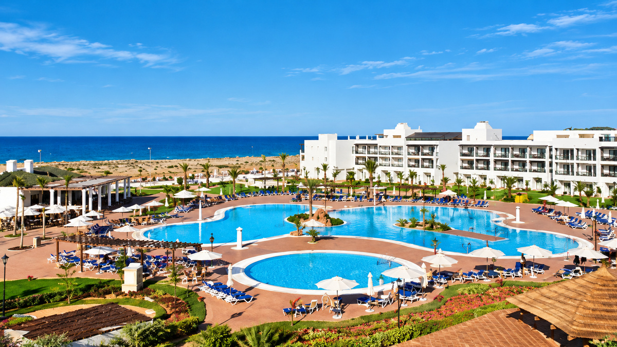 Complexe hôtelier Iberostar à Saïdia, avec ses piscines et la mer en arrière-plan