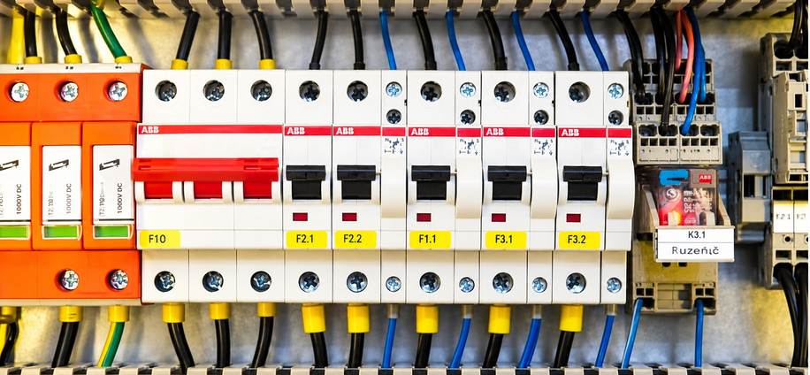 Tableau électrique avec disjoncteurs et câblage