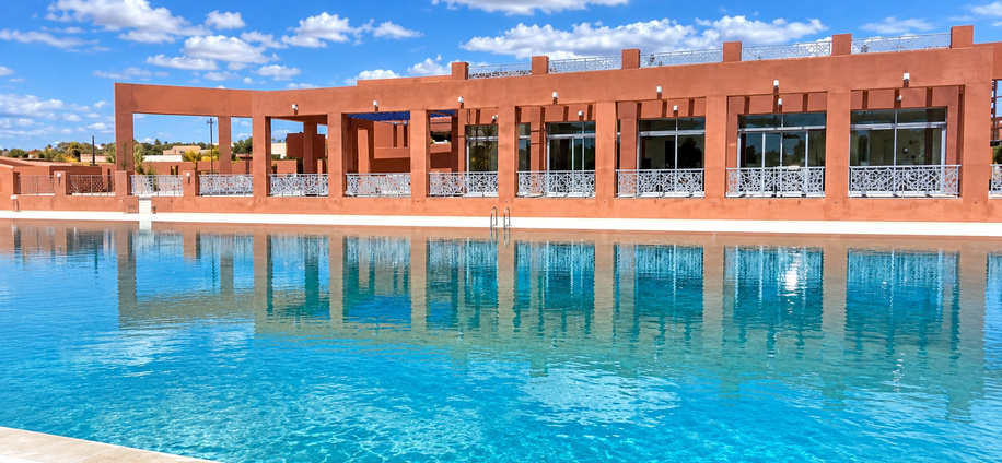 Piscine avec un bâtiment en arrière-plan