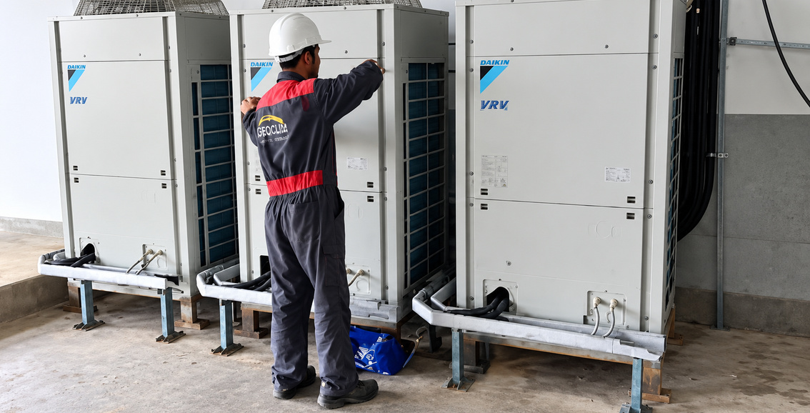 Technicien intervenant sur des équipements de climatisation